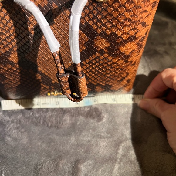 Michael Kors Bucket cross-body - NWT - Picture 4 of 8